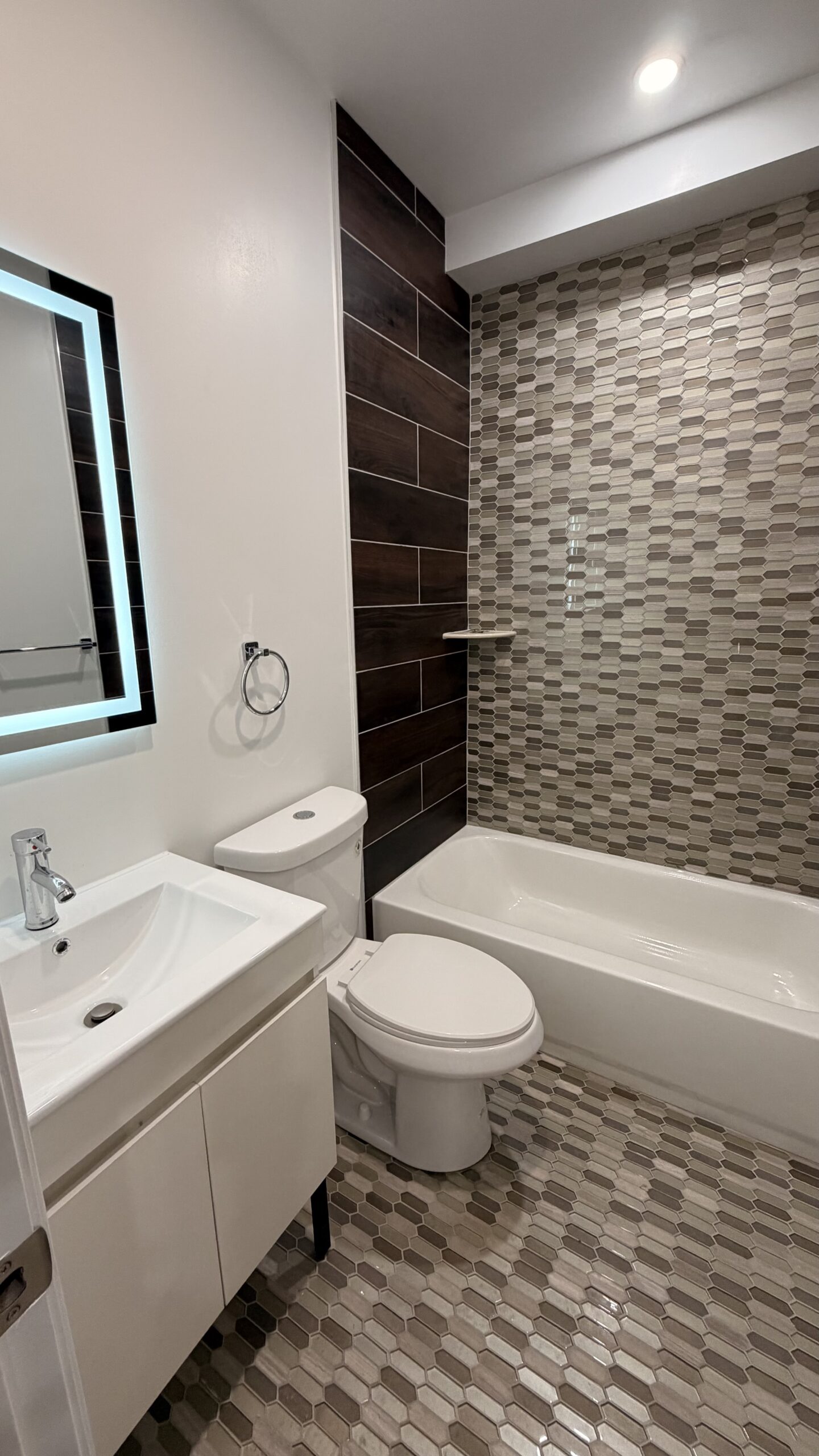 Modern bathroom with tile finishes in Philadelphia un